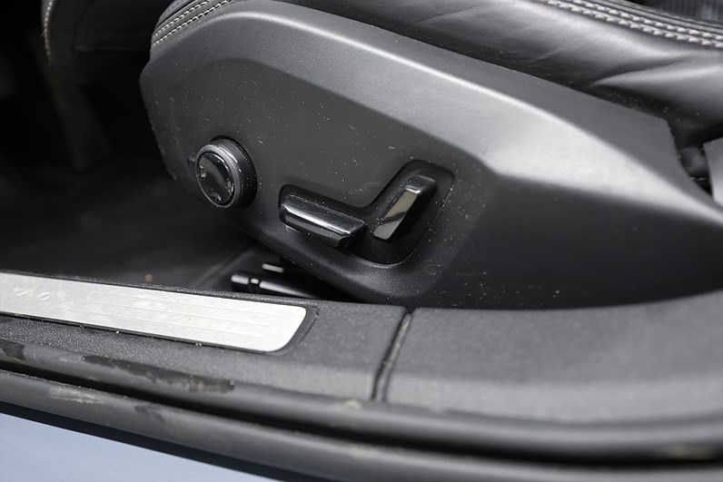 Volvo V60 B3 163hk Inscription H/K HUD Pano Massage 360 Drag