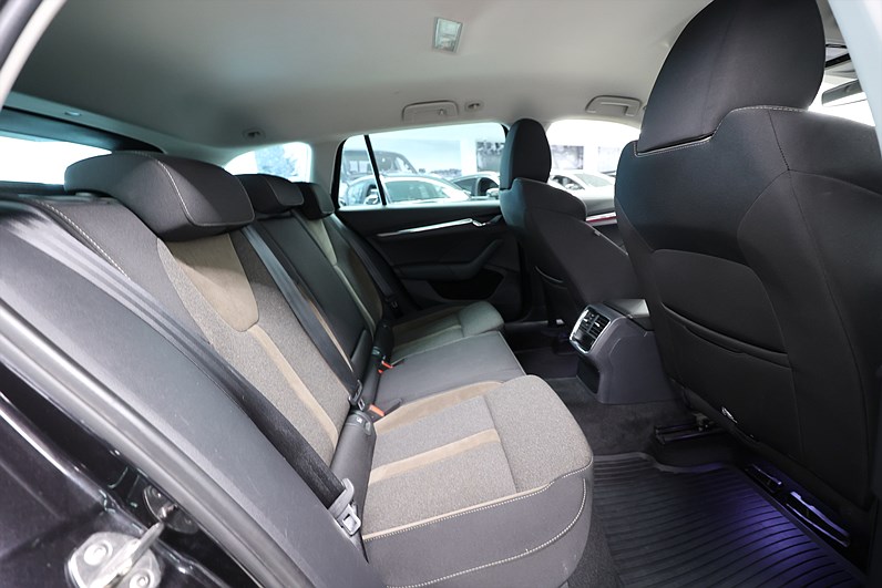 Skoda Octavia Scout 2.0 TDI 4x4 200hk B-kamera Drag Värmare MOMS
