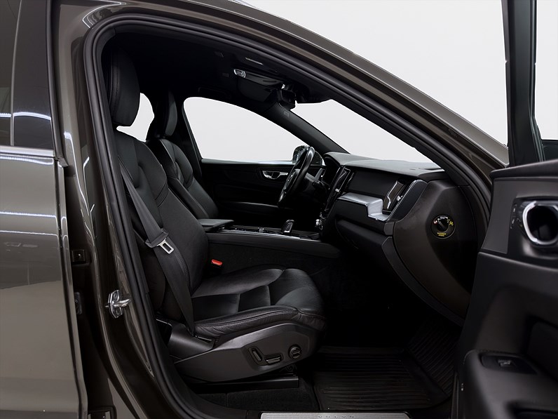 Volvo XC60 B4 AWD 197hk Momentum Adv Drag B-Kamera Läder