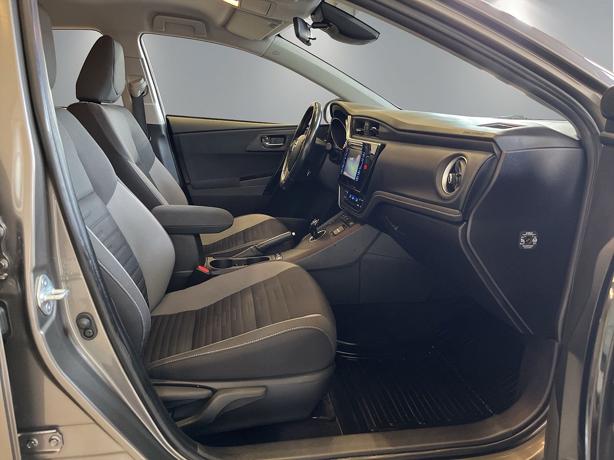 Toyota Auris Hybrid e-CVT, 136hk, 2017