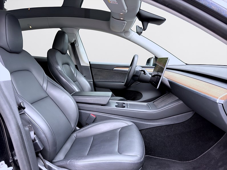 Tesla Model Y Long Range AWD 514hk Pano Läder Navi B-Kamera
