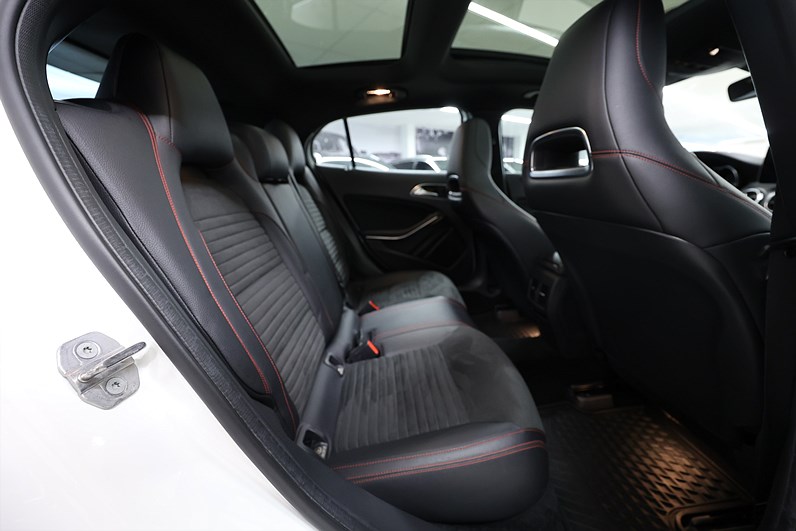 Mercedes-Benz GLA 250 4M AMG Line Pano B-kamera Navi