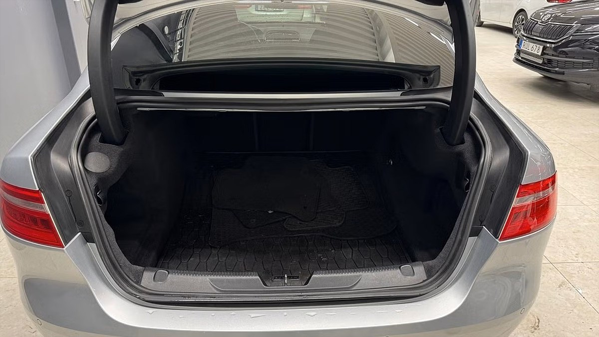 Jaguar XE – bild 7