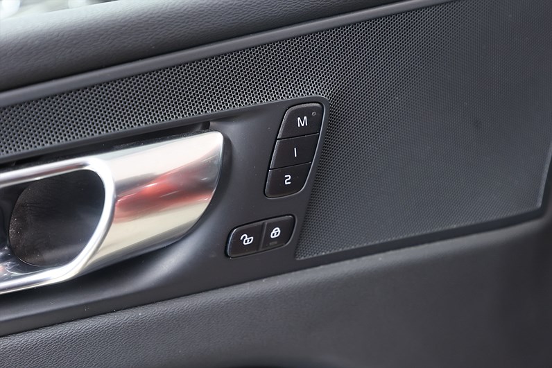 Volvo XC60 Recharge T6 AWD 350hk *Kampanj!* Plus Dark Pano Keyless Läder