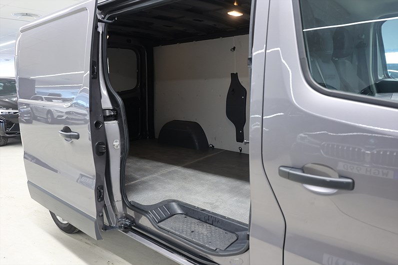 Nissan NV300 2.0 dCi 145hk L2 Drag Värmare B-kamera Navi