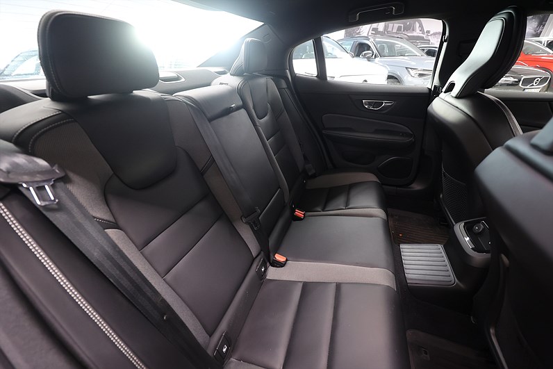 Volvo S60 Recharge T8 AWD 456hk R-Design H/K Drag