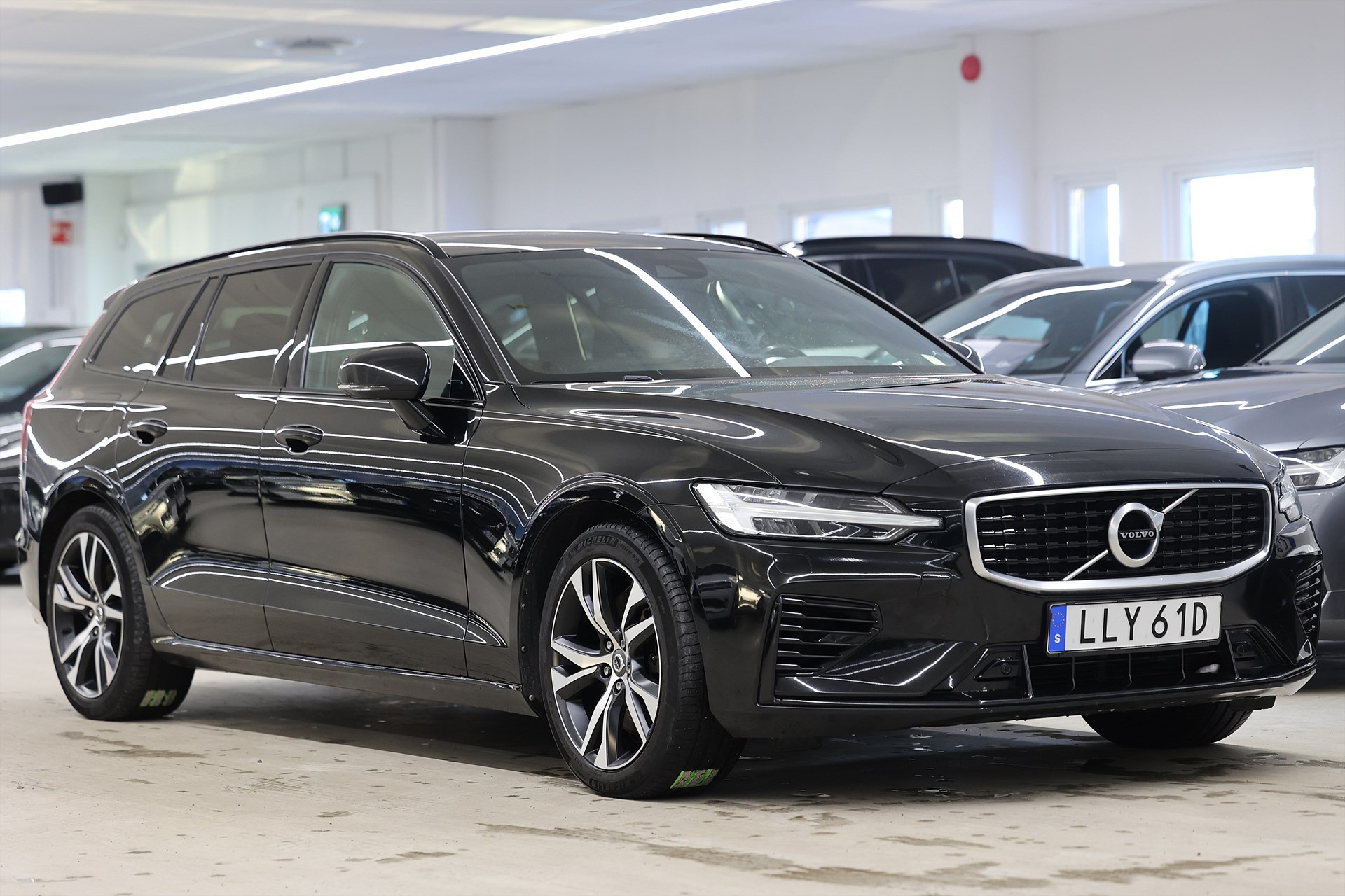 Volvo V60 Recharge T8 AWD 392hk R-Design Pano Drag Navi