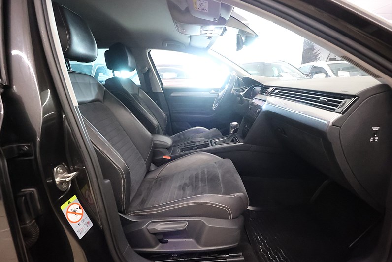 Volkswagen Passat Sportscombi GTE 218hk Dynaudio Värmare Drag