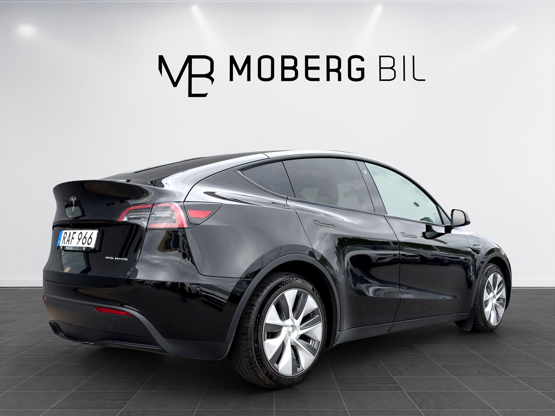 Tesla Model Y Long Range AWD 514hk Pano Läder Navi B-Kamera