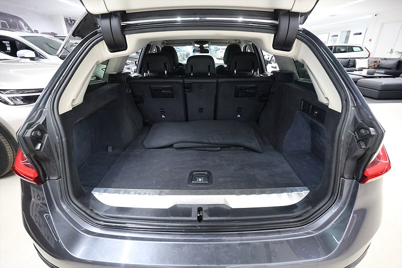 BMW 330e xDrive Touring 292hk Sport Line Shadow Navi Läder Drag