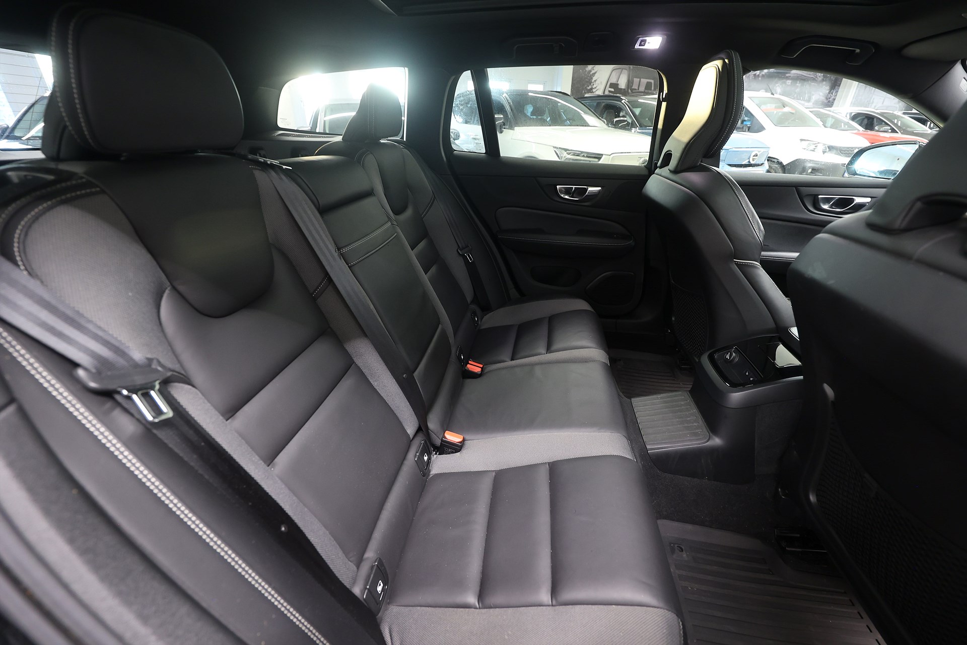 Volvo V60 Recharge T8 AWD 392hk R-Design Pano Drag Navi