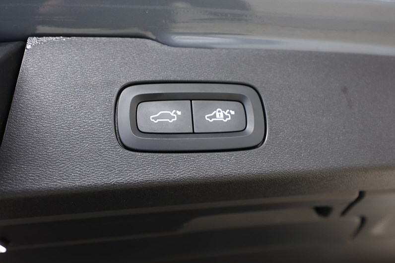 Volvo V60 B3 163hk Inscription H/K HUD Pano Massage 360 Drag