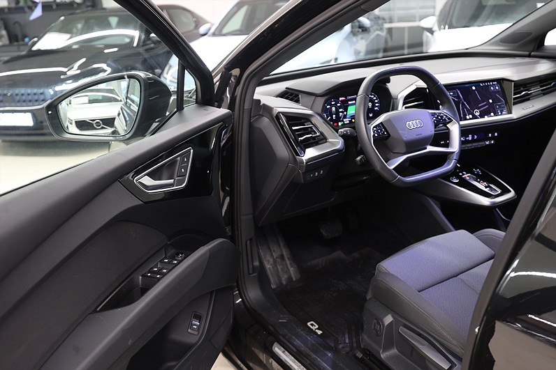 Audi Q4 40 e-tron 204hk *Hjulkampanj!* B-kamera Navi Värmare Black pkt