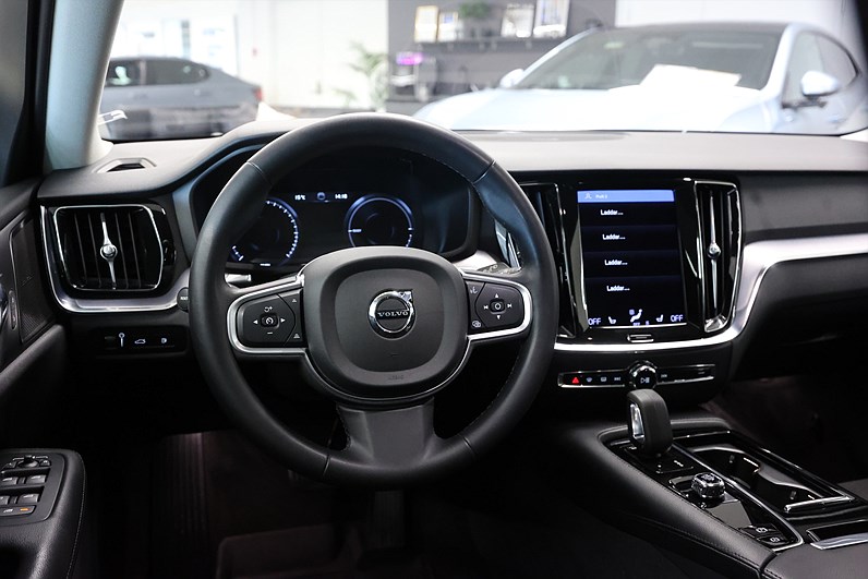 Volvo V60 Recharge T6 AWD 340hk Momentum Pano H/K Keyless