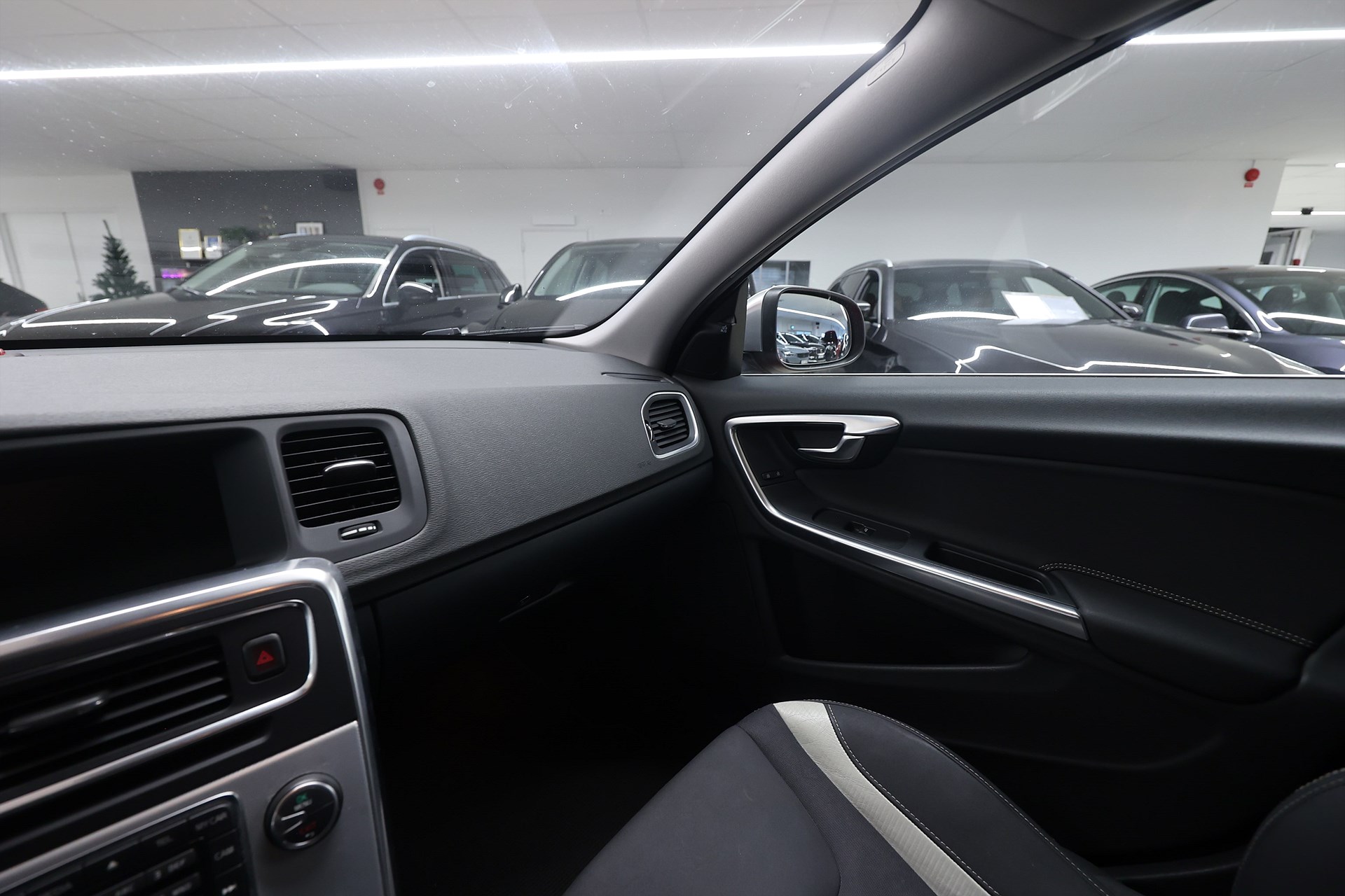 Volvo S60 T5 240hk R-Design Pano B-kamera Värmare