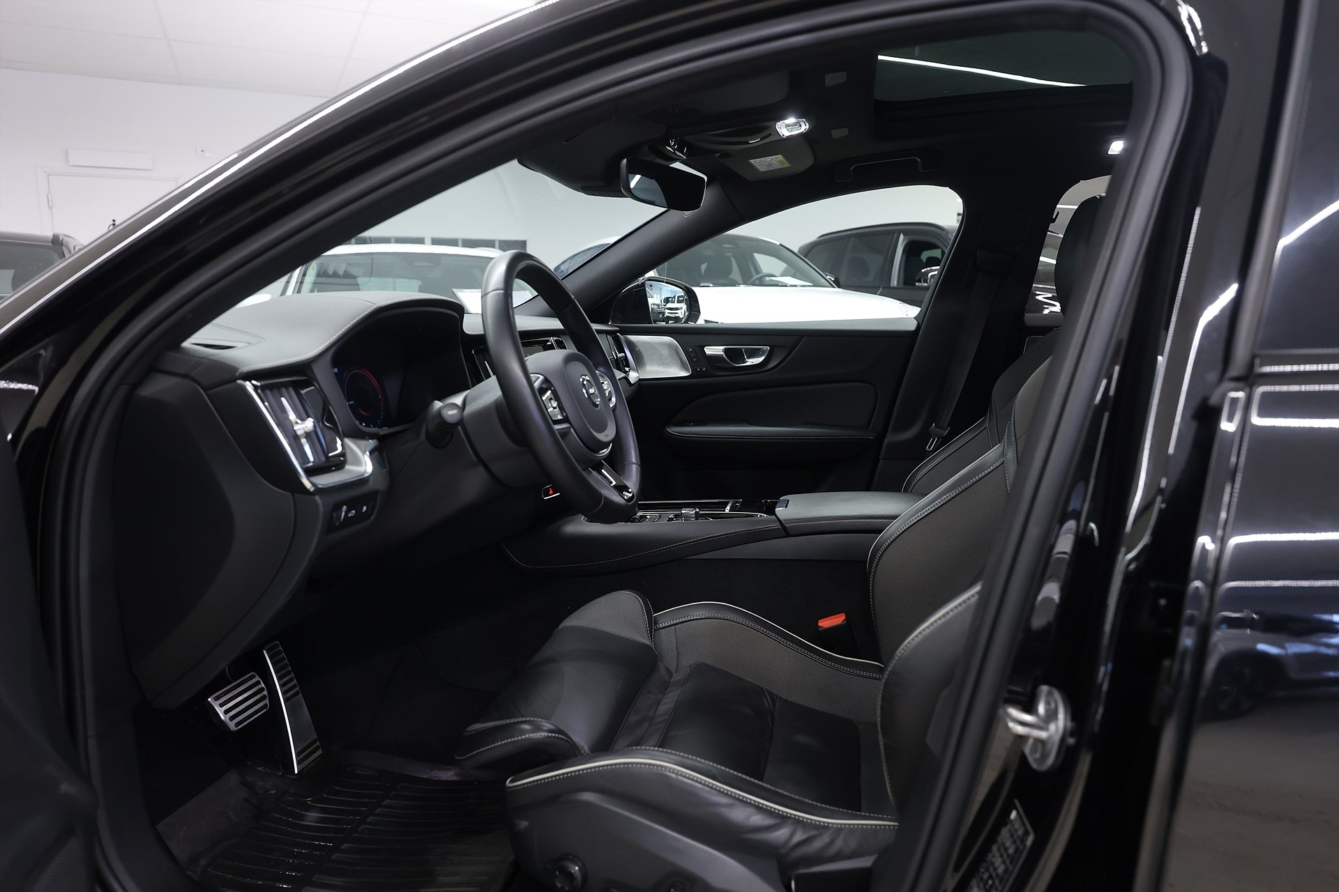 Volvo V60 Recharge T8 AWD 456hk R-Design B&W HUD Pano