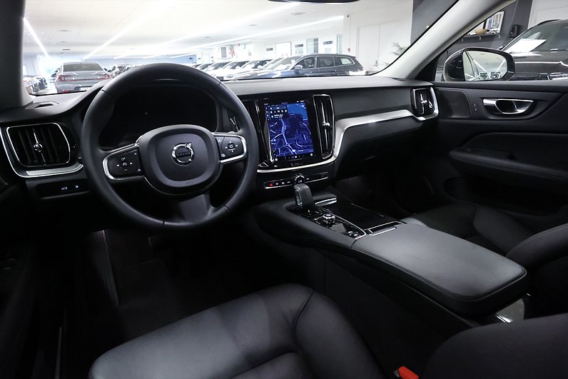 Volvo V60 Recharge T6 AWD 350hk Core H/K Läder Keyless Navi Drag