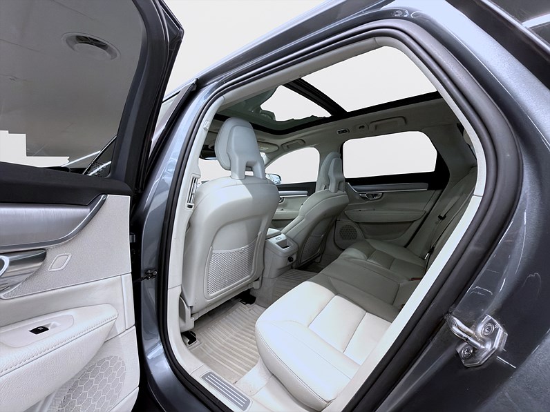 Volvo V90 D5 AWD Momentum Pano HUD Skinn Värmare Drag