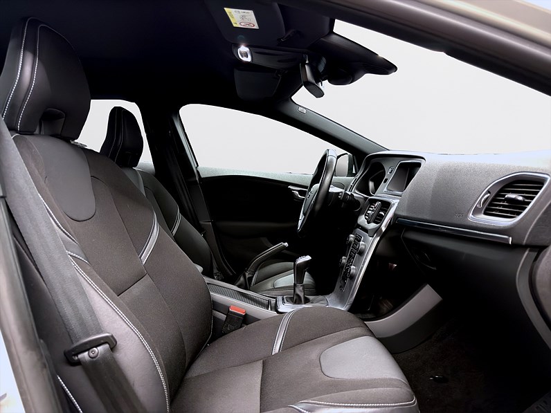 Volvo V40 D2 120hk Helg på Moberg! Business Advance Navi Värmare PDC