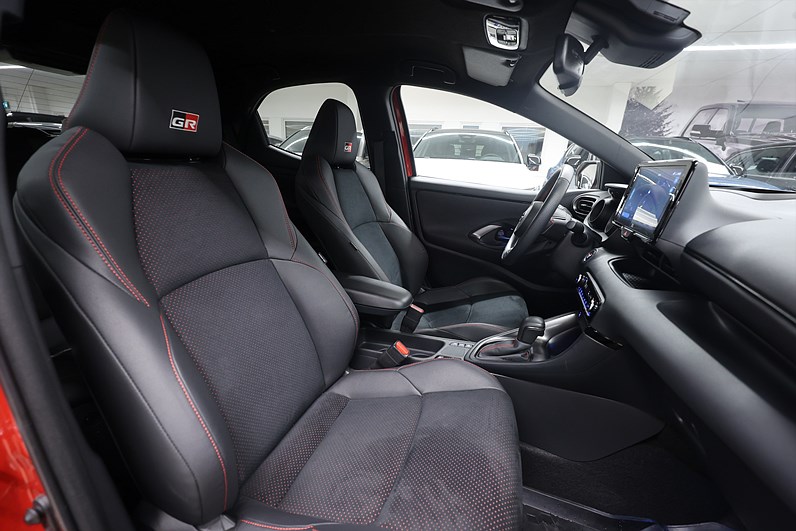 Toyota Yaris Hybrid 116hk *Kampanj!* GR-Sport Plus pkt HUD JBL Bi-Tone