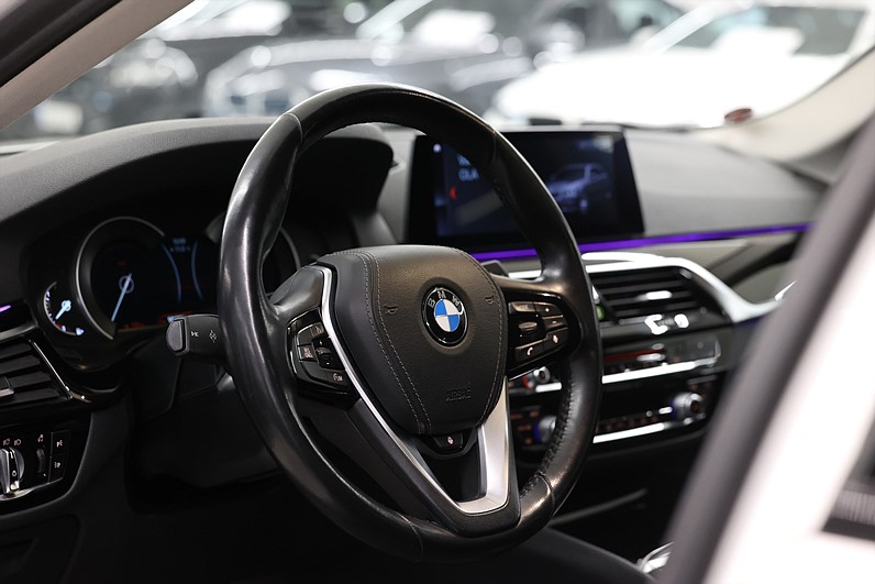 BMW 530i Touring 252hk Sport Line Shadow Hifi B-kamera Drag