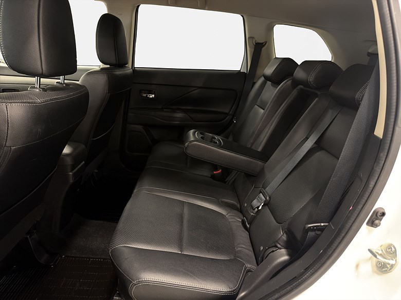 Mitsubishi Outlander DI-D 4WD 7-sits Drag Kamera 2015, vit – bild 15 av 23, begagnad hos Niber i Järfälla