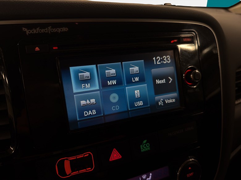 Mitsubishi Outlander DI-D 4WD 7-sits Drag Kamera 2015, vit – bild 12 av 23, begagnad hos Niber i Järfälla