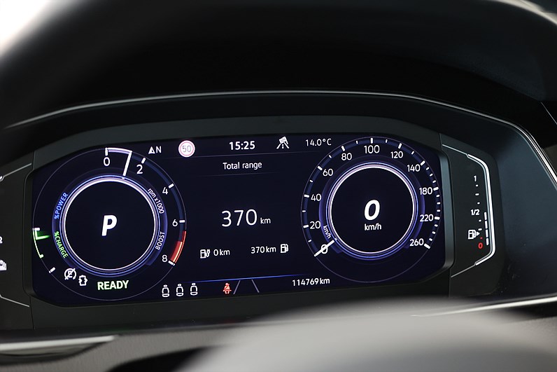 Volkswagen Passat GTE IQ Cockpit B-kamera Drag Värmare MOMS