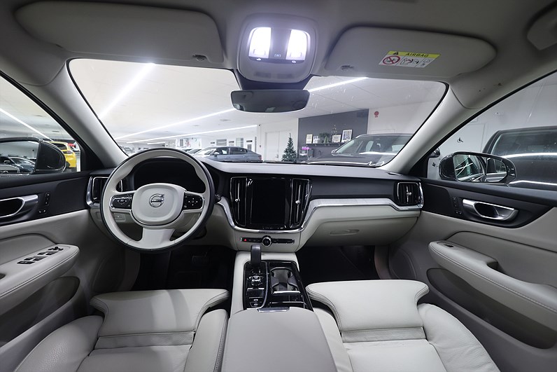 Volvo V60 Recharge T6 AWD 350hk Core Bright Skinn Drag