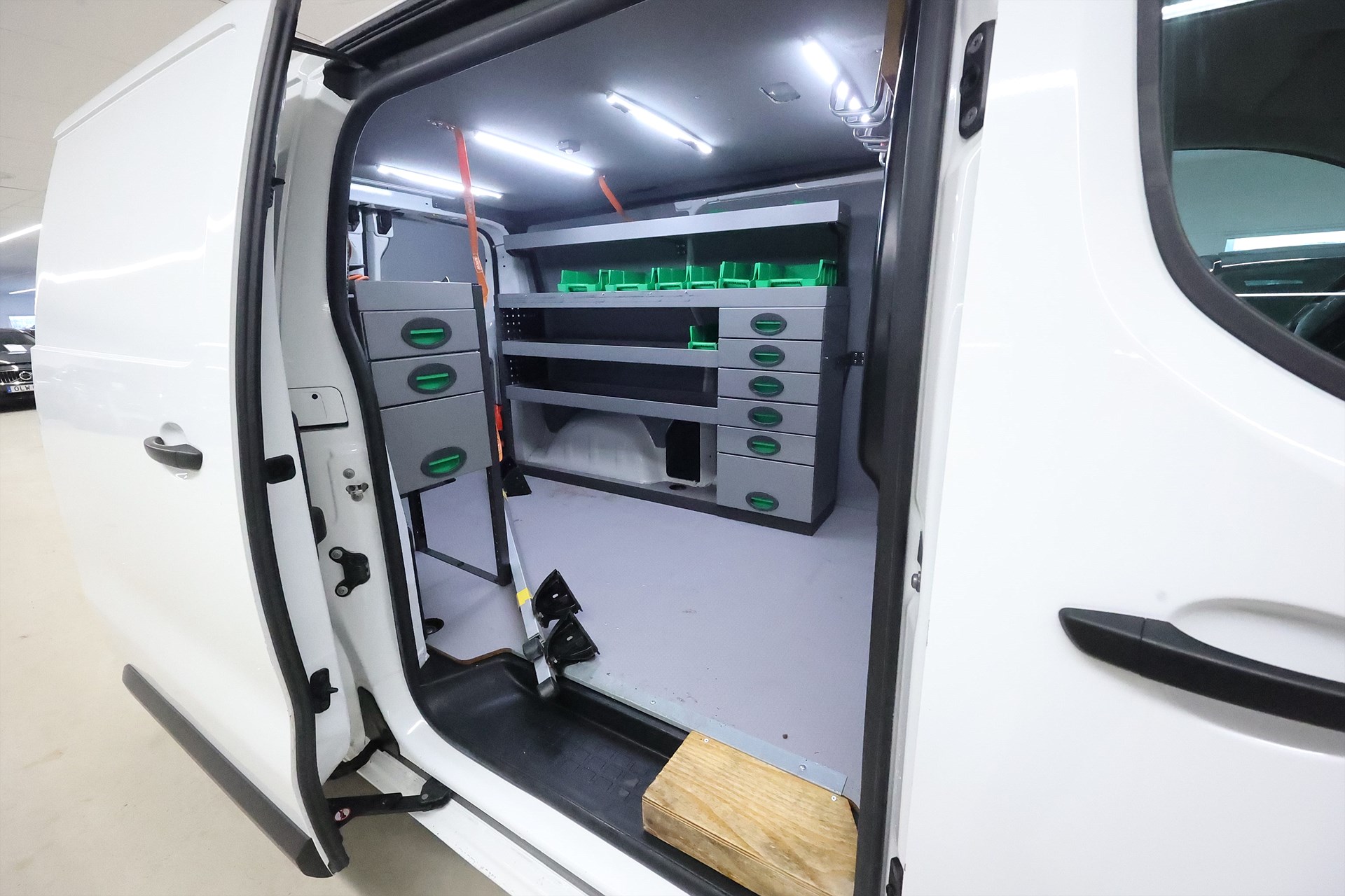 Peugeot e-Expert 75 136hk V-inrett B-kamera CarPlay MOMS