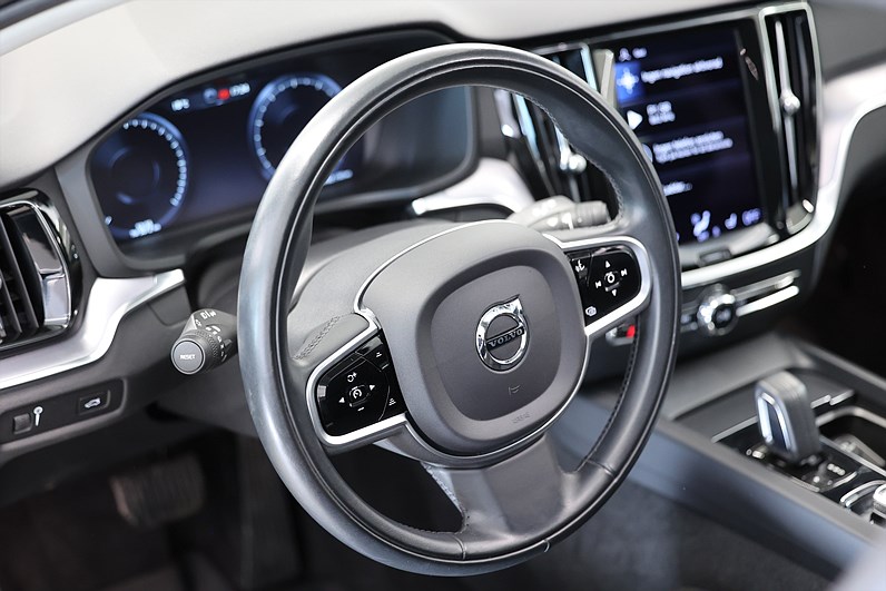 Volvo V60 B4 197hk Momentum B-kamera Keyless Drag VOC MOMS