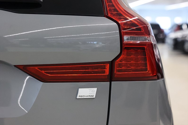 Volvo XC60 Recharge T6 AWD 350hk Core Pano Keyless Navi Drag