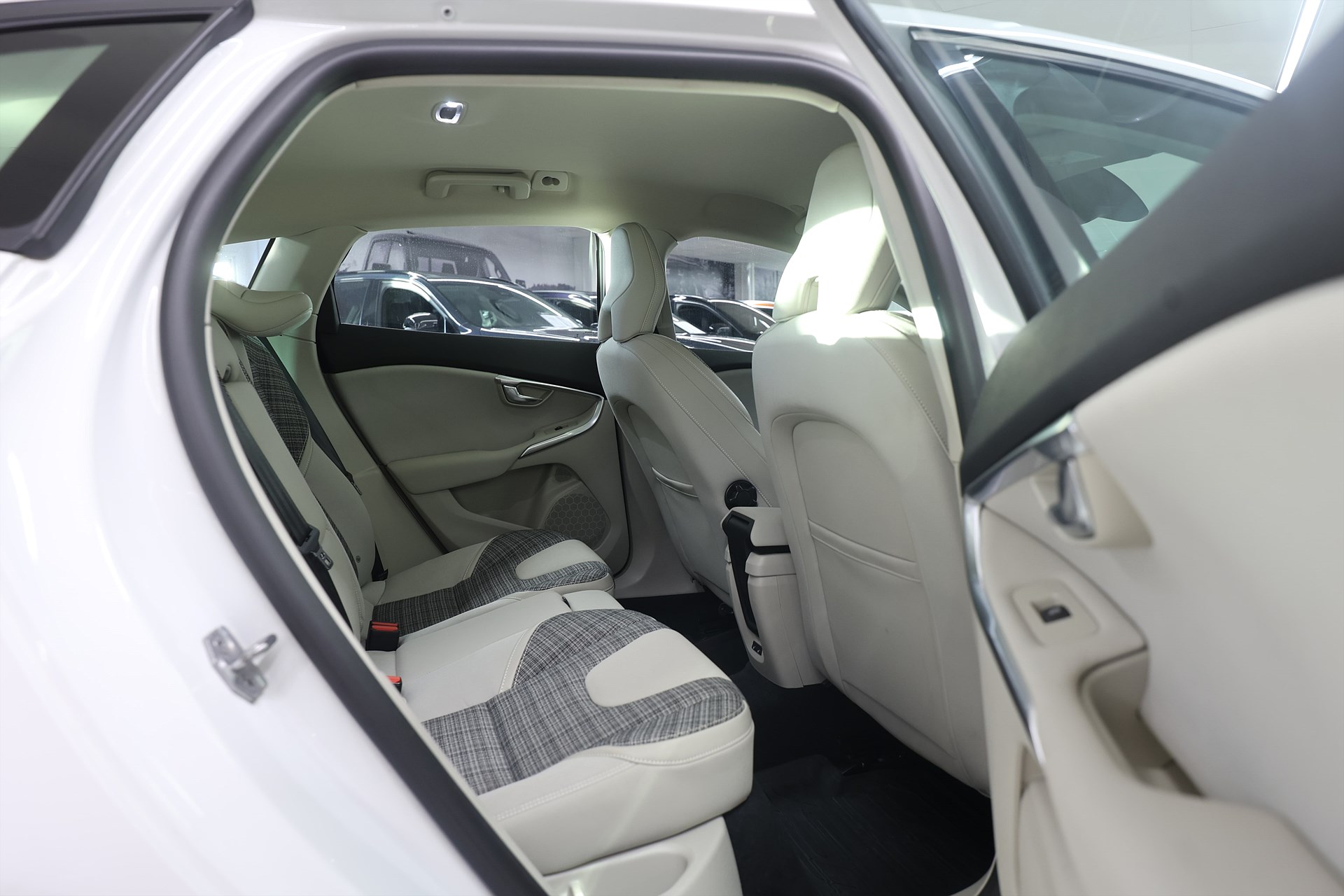 Volvo V40 D2 120hk Business Adv Keyless B-kamera Värmare