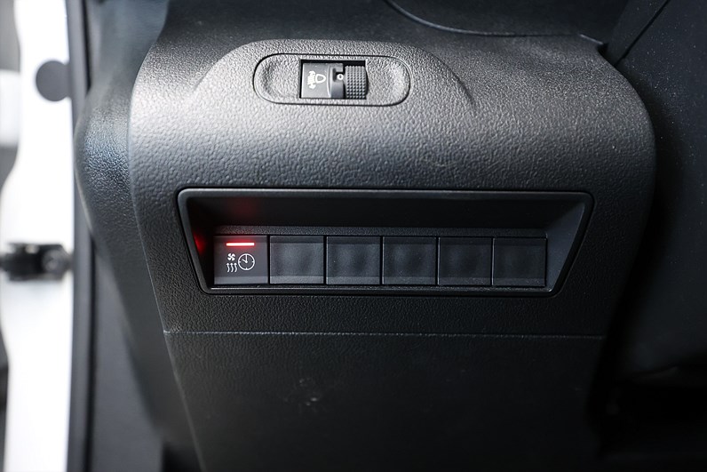 Peugeot e-Partner 136hk L2 V-Inrett Drag Värmare Navi CarPlay MOMS