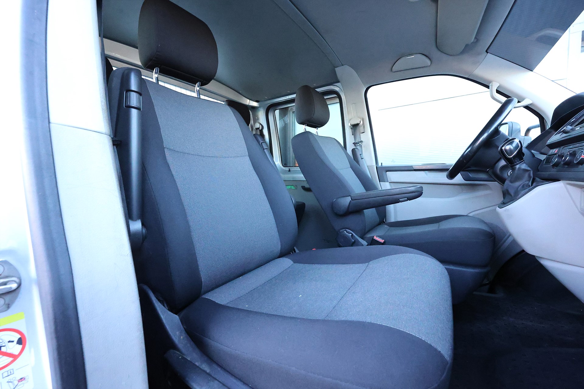 Volkswagen Transporter DH 2.0 TDi 150hk Värmare LED Drag MOMS