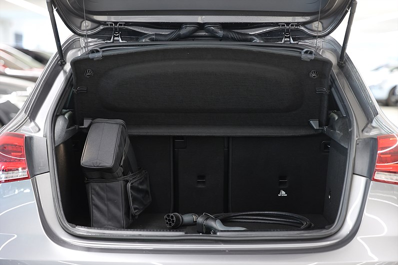 Mercedes-Benz A 250 e 218hk AMG Line Pano Värmare Keyless