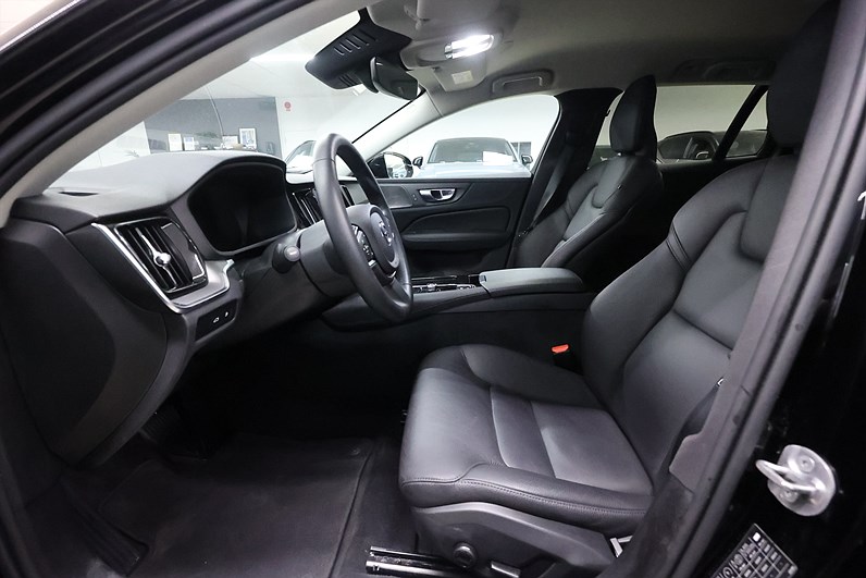 Volvo V60 Recharge T6 AWD 350hk Core H/K Läder Keyless Navi Drag