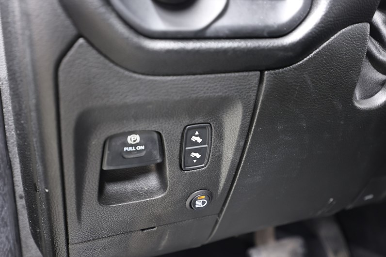 Dodge Ram 1500 Crew Cab 5.7 V8 HEMI 4x4 395hk Laramie LVL 2