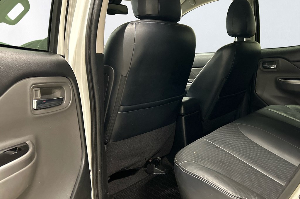 Mitsubishi L200 Dubbelhytt 2.4 DI-D 4WD Drag Kåpa Skinn Kamera MOMS 181hk – bild 7 av 9