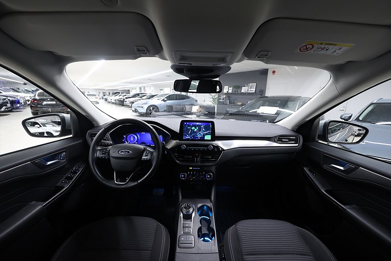 Ford Kuga Hybrid AWD 190hk *Hjulkampanj!* Sync 4 Navi B-kamera MOMS