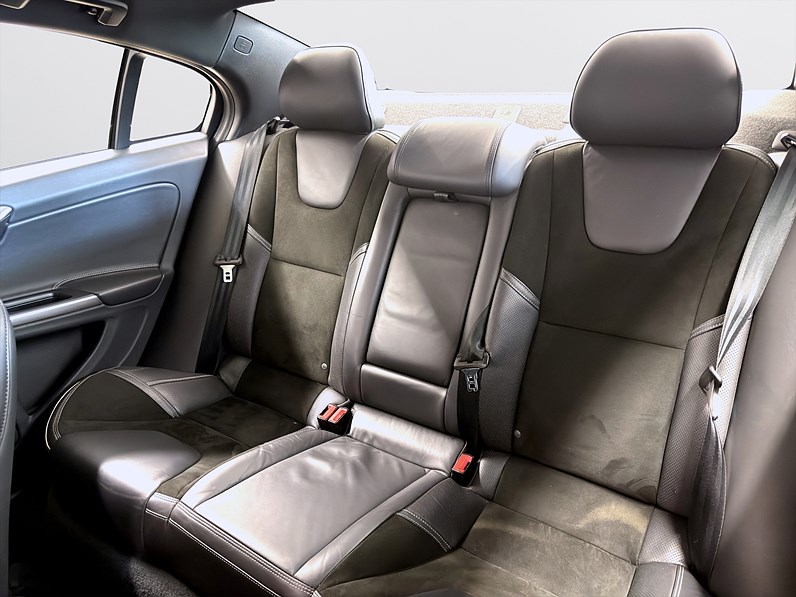 Volvo S60 T3 152hk Helg på Moberg! R-Design Värmare PDC