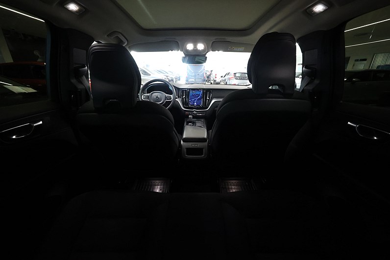 Volvo XC60 Recharge T6 AWD 340hk Momentum Pano Navi Drag