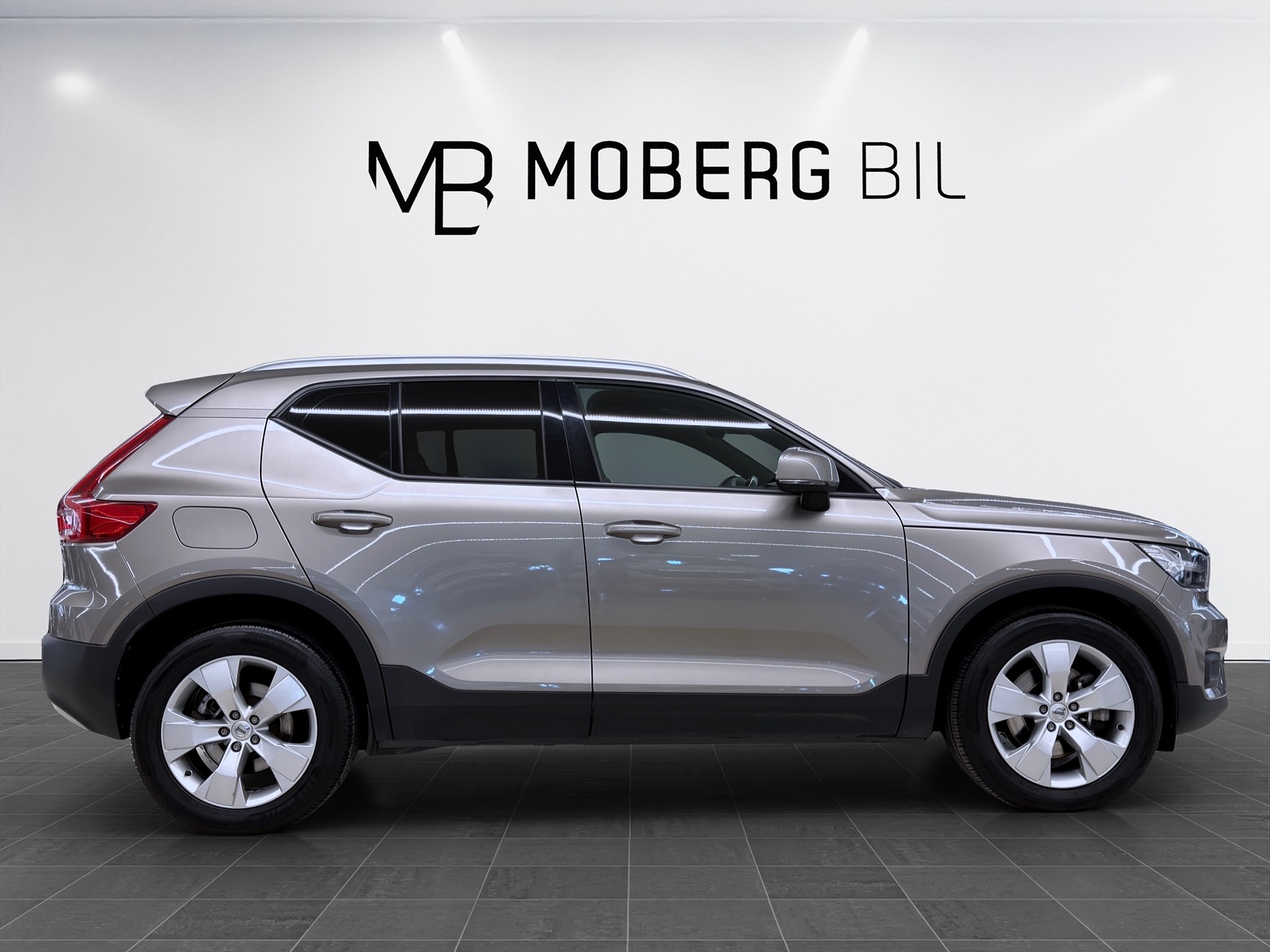 Volvo XC40 B4 AWD 197hk Momentum Navi CarPlay Drag B-Kamera