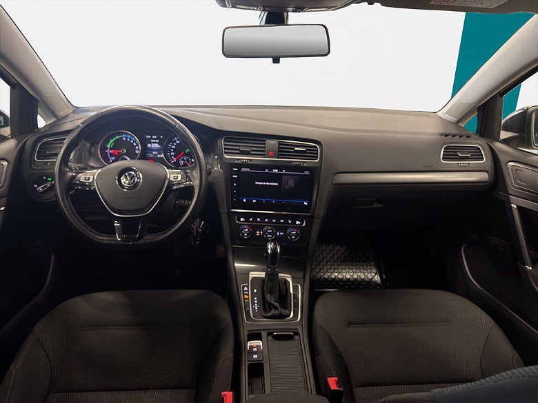 Volkswagen e-Golf, värmepump, SOH 91,1%, Kamera, Navi 2019, vit – bild 18 av 21, begagnad hos Niber i Järfälla