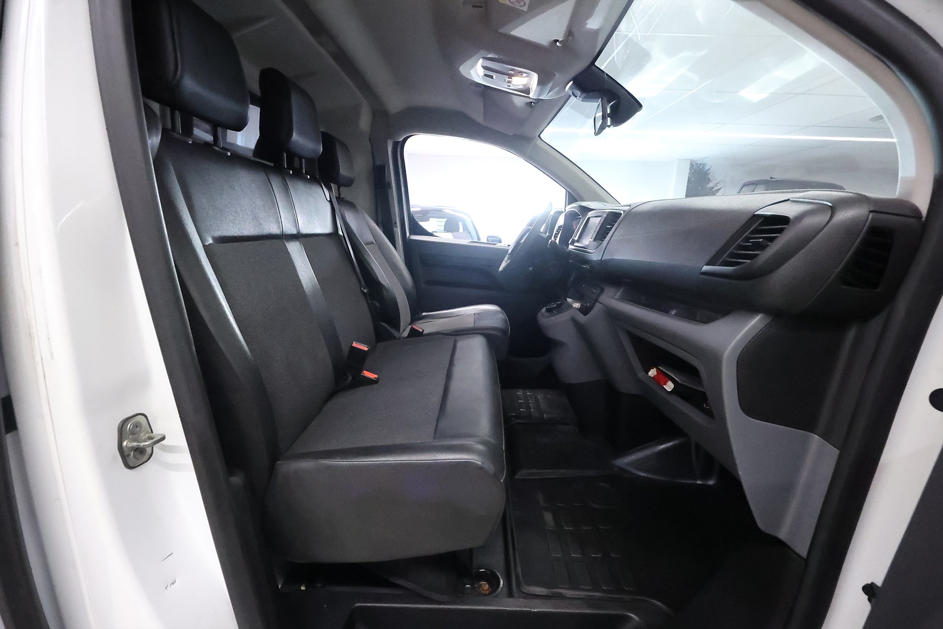 Citroën Jumpy 2.0 BlueHDi 180 177hk L2 Drag Värmare B-kamera MOMS