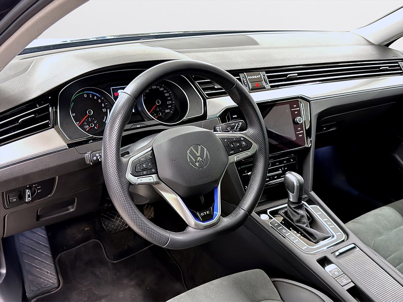 Volkswagen Passat SC GTE 218hk Helg på Moberg! Pano Navi B-Kamera Drag