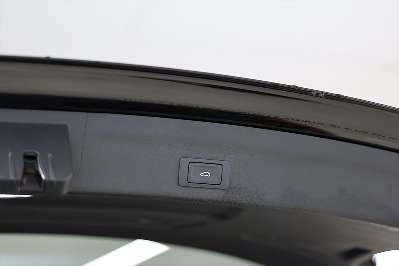 Audi A6 Avant 55 TFSI e Q S Line Svart Optik Drag Cockpit MOMS
