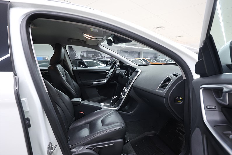 Volvo XC60 D4 AWD 181hk *Hjulkampanj!* Summum B-kamera Värmare
