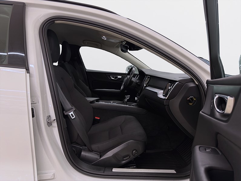 Volvo V60 D3 AWD 150hk Momentum Drag Navi CarPlay PDC