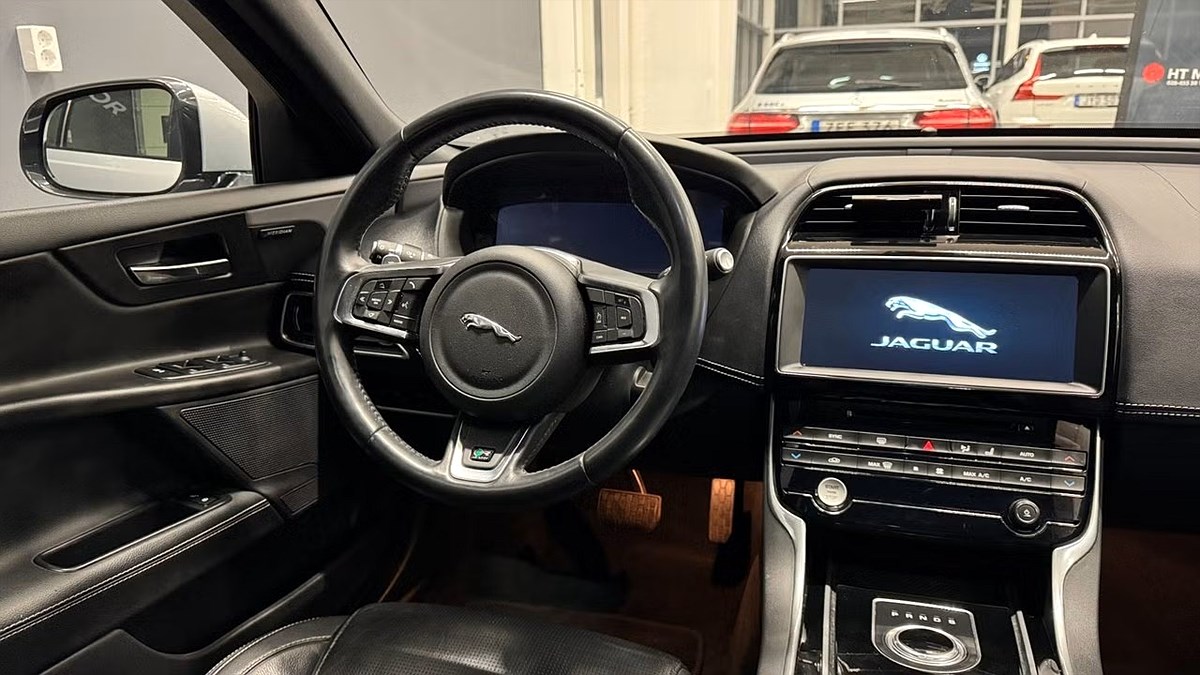 Jaguar XE – bild 12
